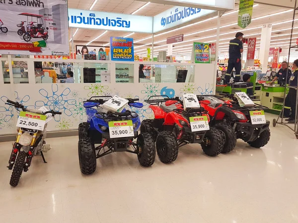 Chiang Rai, Thailand - 16 maj: Atv fyrhjulingar säljs i snabbköp på 16 maj 2017 i Chiang rai, Thailand. — Stockfoto