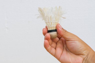 yakın çekim el eski raketle dokulu beyaz arka plan üzerinde izole tutarak