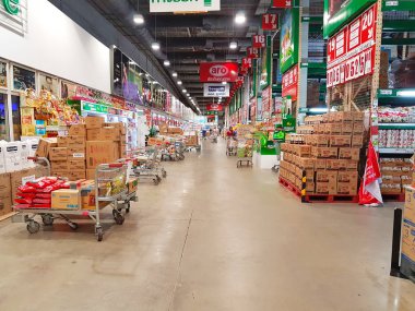 Chiang Rai, Tayland - Haziran 1: süpermarket ürünleri üzerinde 1 Haziran 2017 yılında Chiang rai, Tayland Tayland ile iç. Dikey fotoğraf