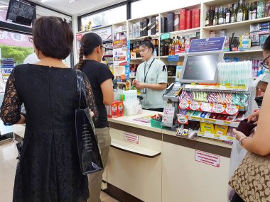 Chiang Rai, Tayland - Haziran 1: bir 7-Eleven dükkanında kasiyer kontuarında 1 Haziran 2017 üzerinde Chiang rai, Tayland para için bekleyen tanımlanamayan kişi.