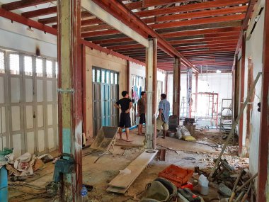 Chiang Rai, Tayland - Haziran 1: inşaatta 1 Haziran 2017 üzerinde Chiang rai, Tayland kimliği belirsiz erkek emekçilerin.