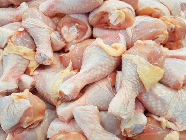 süpermarkette satılan taze çiğ tavuk budu
