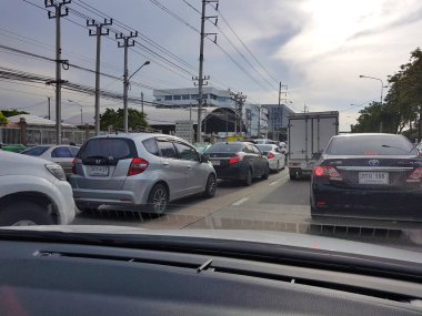 Bangkok, Tayland - 31 Mayıs: trafik sıkışıklığı Bangkok Bangkok, Tayland için 31 Mayıs 2017 üzerinde bir araç sürücüsü bakış.