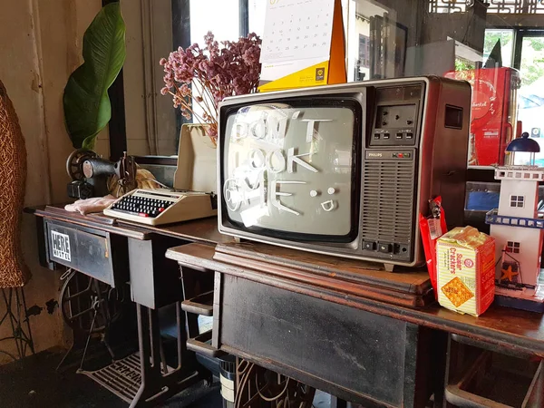 CHIANG RAI, THAÏLANDE - 1er JUIN : ancienne télévision vintage dans une chambre le 1er juin 2017 dans la région de Chiang, Thaïlande. Photo verticale — Photo
