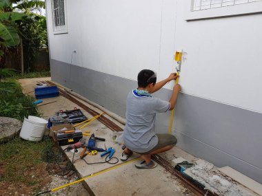 Chiang Mai, Tayland - 25 Haziran: Elektrik yükleme kimliği belirsiz Asyalı elektrikçi bir duvar 25 Haziran 2017 üzerinde Chiang mai, Tayland malzemeleri.