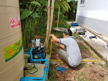 Chiang Mai, Tayland - 25 Haziran: Elektrikli su pompalarının Chiang mai, Tayland 25 Haziran 2017 üzerinde yükleme kimliği belirsiz Asyalı adam.
