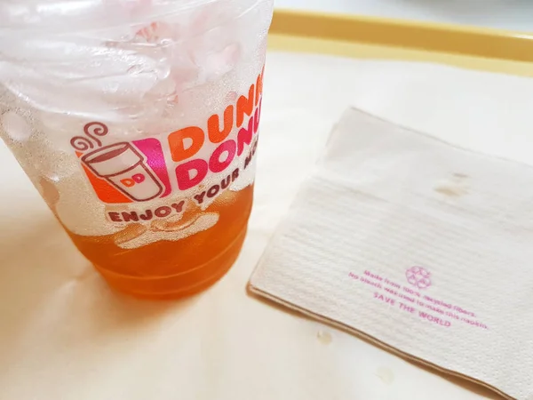 Chiang Mai, Tajlandia - 24 czerwca: szklankę mrożonej kawy Dunkin Donuts sklep z recyklingu papieru na tacę na 24 czerwca 2017 r. w Chiang mai, Tajlandia. — Zdjęcie stockowe