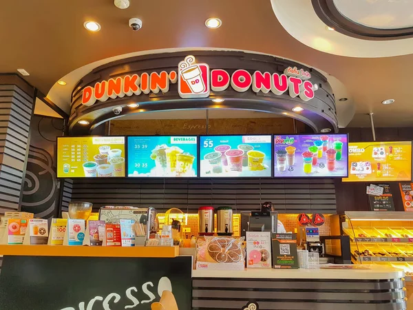 Chiang Mai, Thailand - 24 juni: interieur van Dunkin Donuts winkel met decoratie op 24 juni, 2017 in Chiang mai, Thailand. — Stockfoto