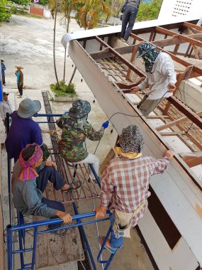 Chiang Rai, Tayland - 29 Mart: onarımı veya Tay Protestan Kilisesi Çatı Chiang rai, Tayland 29 Mart 2017 üzerinde değişen tanımlanamayan işçi.