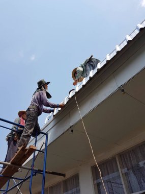 Chiang Rai, Tayland - 29 Mart: onarımı veya Tay Protestan Kilisesi Çatı Chiang rai, Tayland 29 Mart 2017 üzerinde değişen tanımlanamayan işçi.