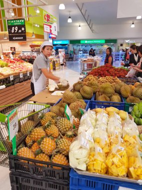 Chiang Rai, Tayland - 8 Haziran: durian supercenter içinde Chiang rai, Tayland 8 Haziran 2017 üzerinde peeling kimliği belirsiz bir kadın.