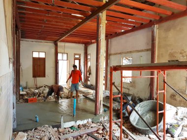 Chiang Rai, Tayland - Haziran 1: inşaatta 1 Haziran 2017 üzerinde Chiang rai, Tayland kimliği belirsiz erkek emekçilerin.