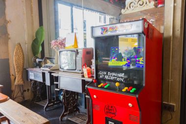 Bangkok, Tayland - 1 Mayıs: kırmızı vintage arcade makinesi ile iki oyun çubukları ve push düğme bir odada 1 Mayıs 2017 üzerinde Bangkok, Tayland.