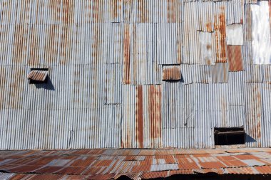 retro evin duvarına paslı galvanizli demir