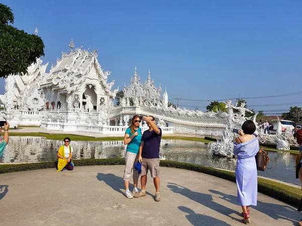 Chiang Rai, Thailand - 1 maart: Unidentified toeristen nemen foto of selfie Wat Rong Khun Tempel op 1 maart 2017 in Chiang rai, Thailand — Stockfoto