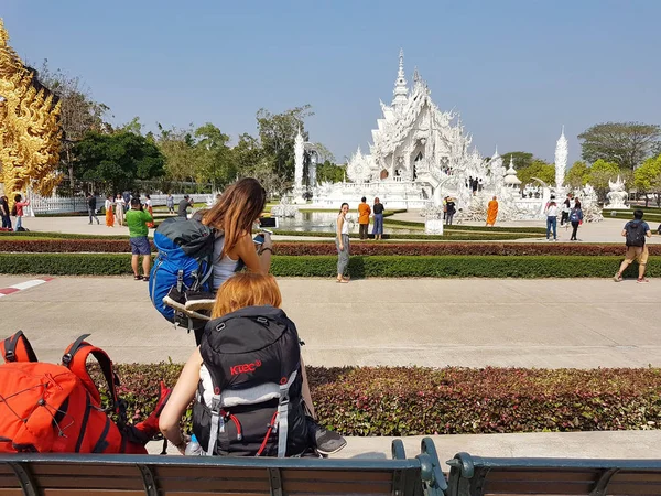 CHIANG RAI, THAILANDIA - 1 MARZO: Turisti caucasici non identificati visitano il tempio di Wat Rong Khun il 1 marzo 2017 a Chiang rai, Thailandia — Foto Stock