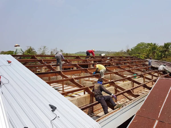 CHIANG RAI, THAÏLANDE - 29 MARS : travailleurs non identifiés réparant ou changeant le toit de l'église protestante thaïlandaise le 29 mars 2017 dans la région de Chiang, Thaïlande . — Photo