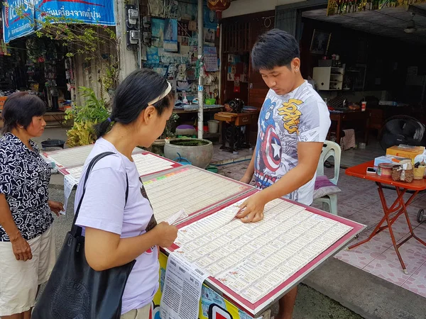 Чіанг Рай, Таїланд - 6 травня: невідомі людина радить жінка купити лотерейний квиток на ринку на 6 травня 2017 року в Чіанг Рай, Таїланд. — стокове фото