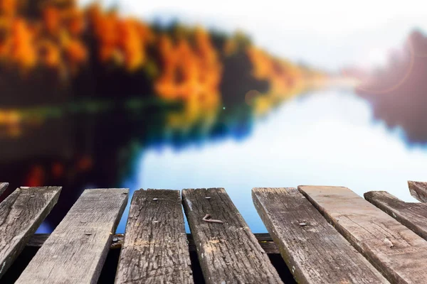 Prospettiva vecchio legno marrone rotto sul lago in estate sfondo tempo con bagliore lente per mock up display — Foto Stock