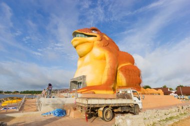 : Yasothon, Thailand - Temmuz 9: Phaya Thaen halk Parkı üzerinde 9 Temmuz 2017 yılında: Yasothon, Thailand büyük kurbağa heykeli. Bu yeni bir ortak dönüm noktası: Yasothon il olduğunu