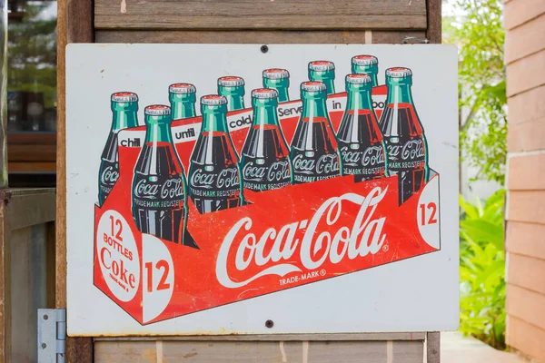 Bangkok, Thailand - 14 juli: vintage retro poster van Coca Cola advertentie op de muur in de galerij op 14 juli 2017 in Bangkok, Thailand — Stockfoto