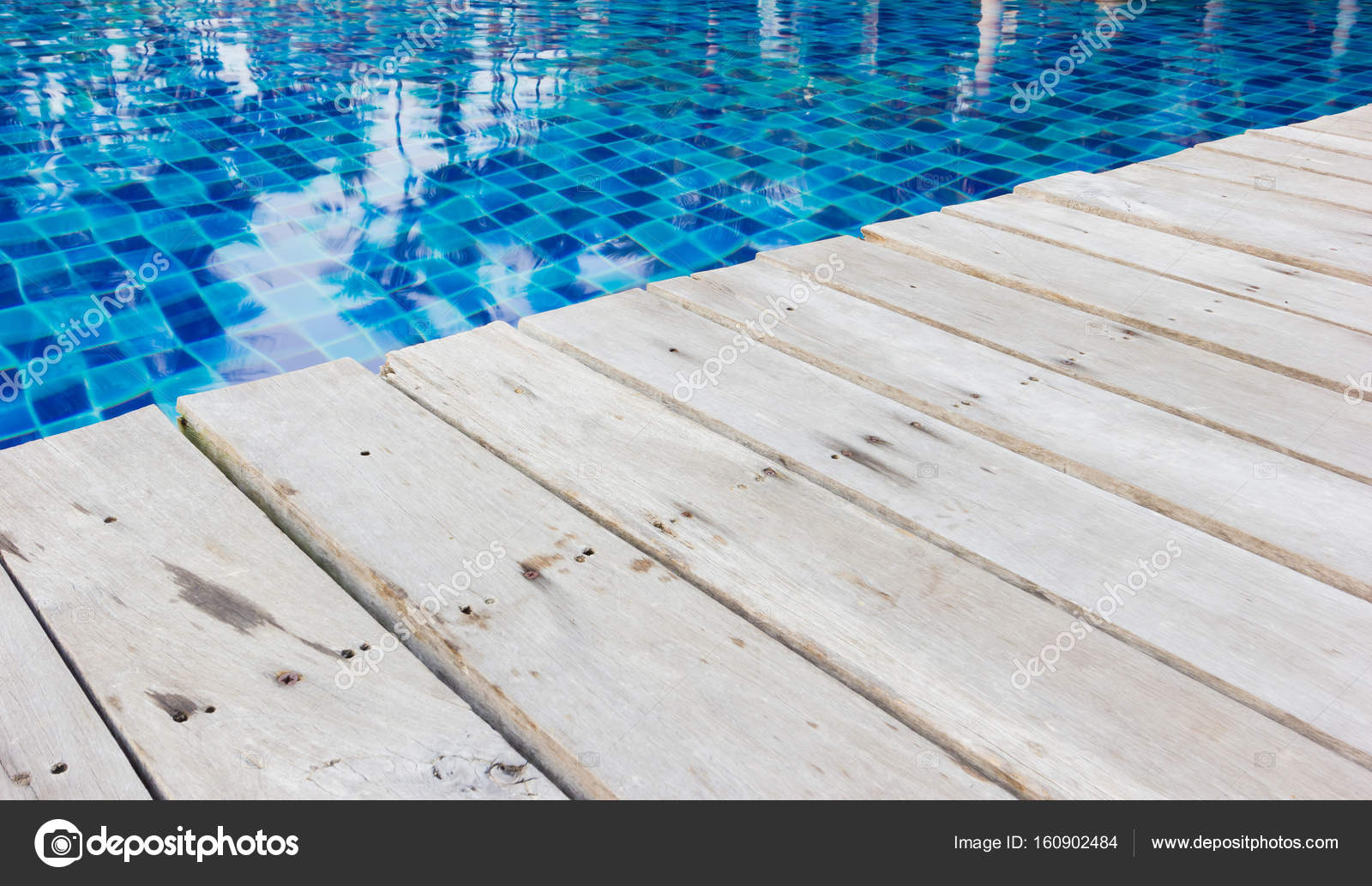 Pavimento in legno di prospettiva vista a bordo piscina — foto stock ... Pavimenti bordo piscina in legno