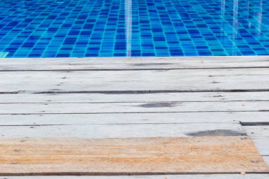 Yüzme Havuzu, perspektif görünüm yakınındaki ahşap zemin kenarı