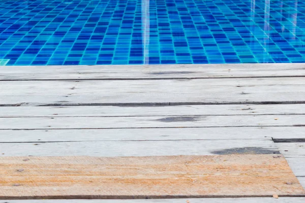 Yüzme Havuzu, perspektif görünüm yakınındaki ahşap zemin kenarı