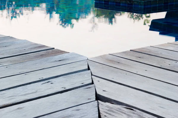 Coin de plancher de bois près de la piscine, vue perspective — Photo