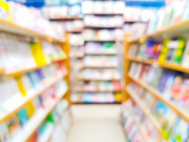 Raflardan kitapçı veya kitaplıktaki edebiyat ile tarih kitabın arka plan bulanıklık