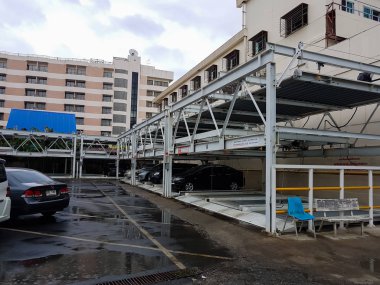 Bangkok, Tayland - 17 Temmuz: Hidrolik araba park yeri veya Mongkutwattana genel hastane Bangkok, Tayland 17 Temmuz 2017 üzerinde yığılmış araçları ile Asansör otopark