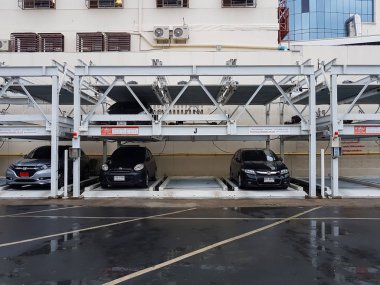 Bangkok, Tayland - 17 Temmuz: Hidrolik araba park yeri veya Mongkutwattana genel hastane Bangkok, Tayland 17 Temmuz 2017 üzerinde yığılmış araçları ile Asansör otopark