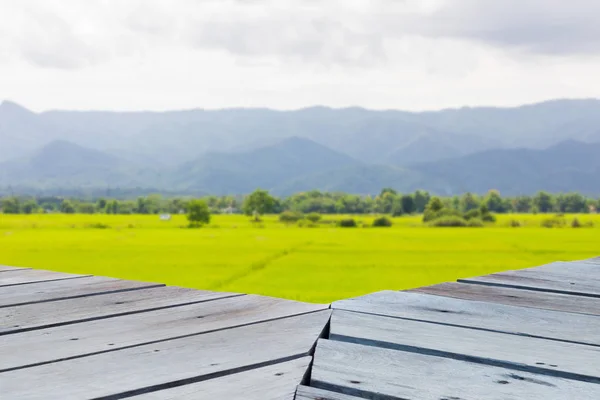 Vecchio tavolo in legno fasciato vintage in prospettiva sullo sfondo del paesaggio risaia, può essere utilizzato per visualizzare o montare i vostri prodotti. Finto per la visualizzazione del prodotto . — Foto Stock