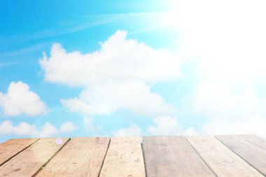 perspektif eski ahşap Pano boş tablo önünde parlak bulutlu gökyüzü mercek parlaması ile arka plan bulanıklık