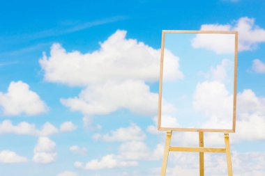 Vintage boş şeffaf menü kurulu arka plan üzerine parlak bulutlu gökyüzü bulanıklık, görüntülemek için kullanılan veya ürün montaj. Ürün görüntüleme için alay.