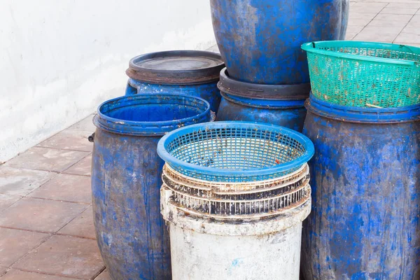 Sucio cubo de basura blanco y azul con copyspace a la izquierda — Foto de Stock