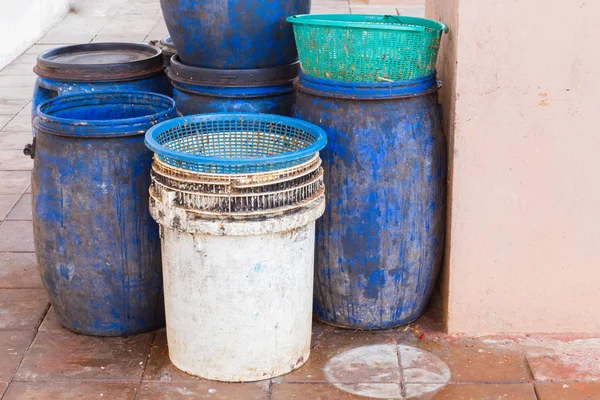 Sucio cubo de basura blanco y azul con copyspace a la derecha —  Fotos de Stock