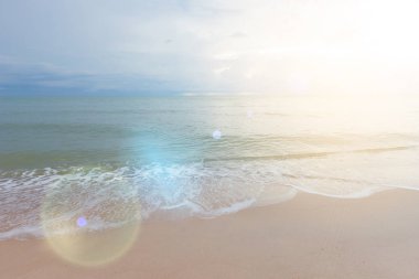 sessiz deniz ve mercek parlaması ile bulutlu gökyüzü ile huzurlu beach