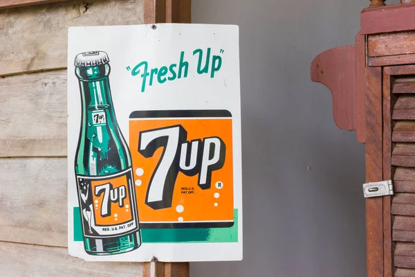 Bangkok, Thailand - 14 juli: vintage retro poster van 7up Cola advertentie met copyspace op 14 juli 2017 in Bangkok, Thailand — Stockfoto