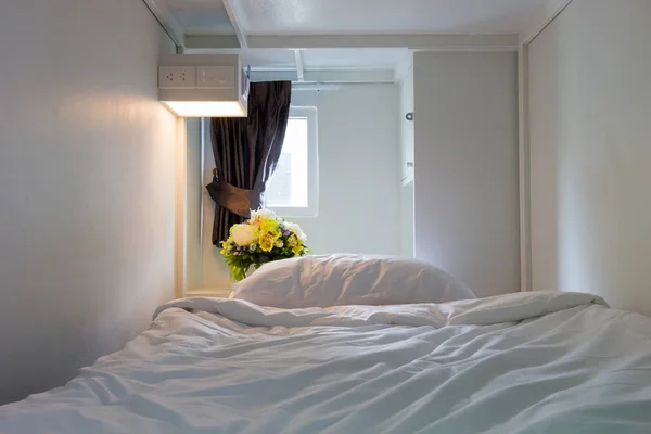 Біла спальня і подушка з жовтими квітами біля вікна — стокове фото