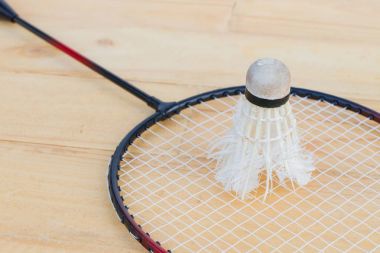 yakın çekim yaşlı raketle badminton raket üzerinde ahşap adam üzerinde