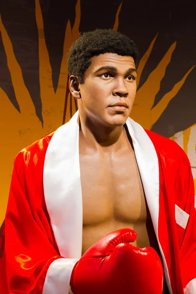BANGKOK, THAILAND - 19 DE DEZEMBRO: Uma cera de Muhammad Ali em exposição na Madame Tussauds em 19 de dezembro de 2015 em Bangkok, Tailândia . — Fotografia de Stock