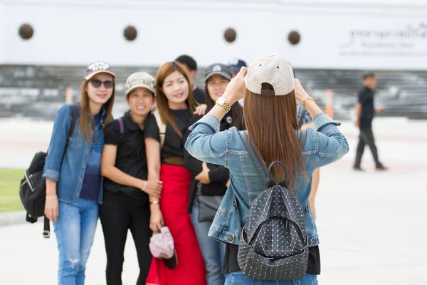 PRACHUAP KHIRI KHAN, THAILAND - 26 DE AGOSTO: grupo de mulheres não identificadas tirando uma foto ao ar livre em 26 de agosto de 2017 em Prachuap Khiri Khan, Tailândia — Fotografia de Stock