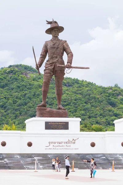 PRACHUAP KHIRI KHAN, THAILAND - 26 DE AGOSTO: pessoas não identificadas visitam o Parque Rajabhakti com o Rei Taksin no grande Monumento em 26 de agosto de 2017 em Prachuap Khiri Khan, Tailândia — Fotografia de Stock