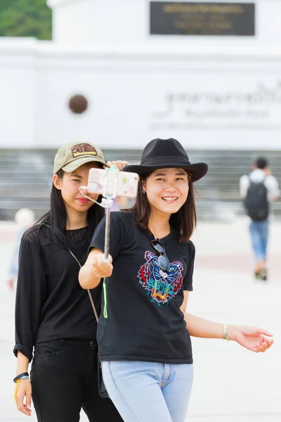 PRACHUAP KHIRI KHAN, THAILAND - AUGUST 26 : unidentified two women making selfie photo at Rajabhakti Park on August 26, 2017 in Prachuap Khiri Khan, Thailand — Stock Photo, Image