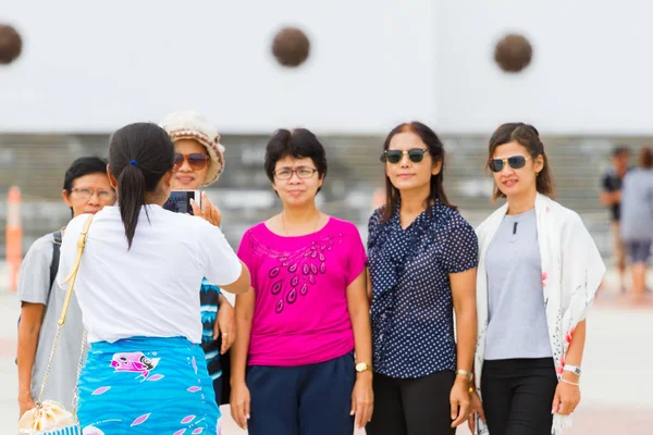 PRACHUAP KHIRI KHAN, THAILAND - AUGUST 26 : unidentified women group making selfie photo at Rajabhakti Park on August 26, 2017 in Prachuap Khiri Khan, Thailand — Stock Photo, Image