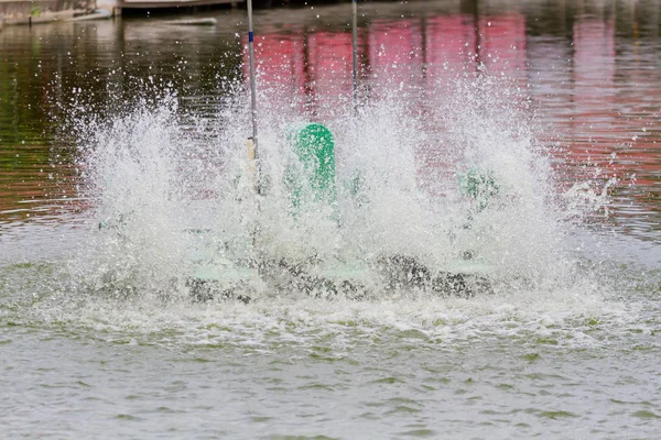 Türbin su makine bir oksijen yapmak için tasarlanmış ve Majesteleri tarafından geliştirilen Tayland Kralı Bhumibol Adulyadej