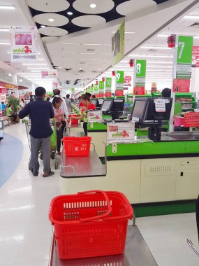 Chiang Rai, Tayland - 16 Mayıs: tanımlanamayan müşteriler önünde duran süpermarket bölümünde 16 Mayıs 2017 üzerinde Chiang rai, Tayland kasiyer.