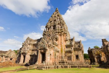 Etkileyici Prasat Hin Phanom Rung Antik Khmer Tapınağı. Tayland 'ın Buriram Eyaleti Mavi Gökyüzü altında.