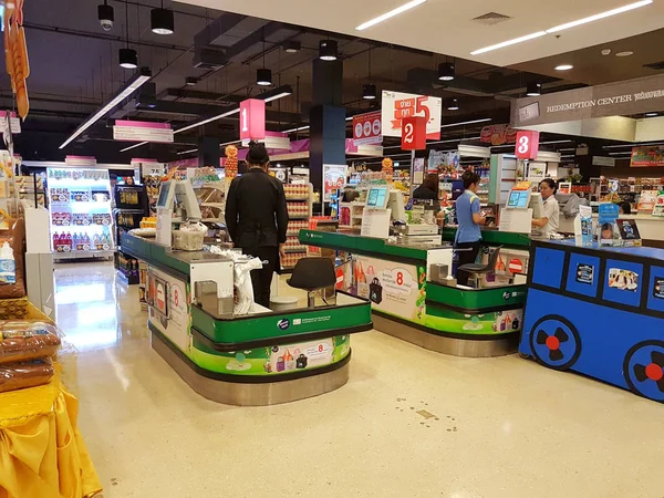 チェンライ, タイ - 3 月 1 日: 正体不明のお客様チェンライ、タイの 2017 年 3 月 1 日にスーパーのレジで買い物の支払い — ストック写真